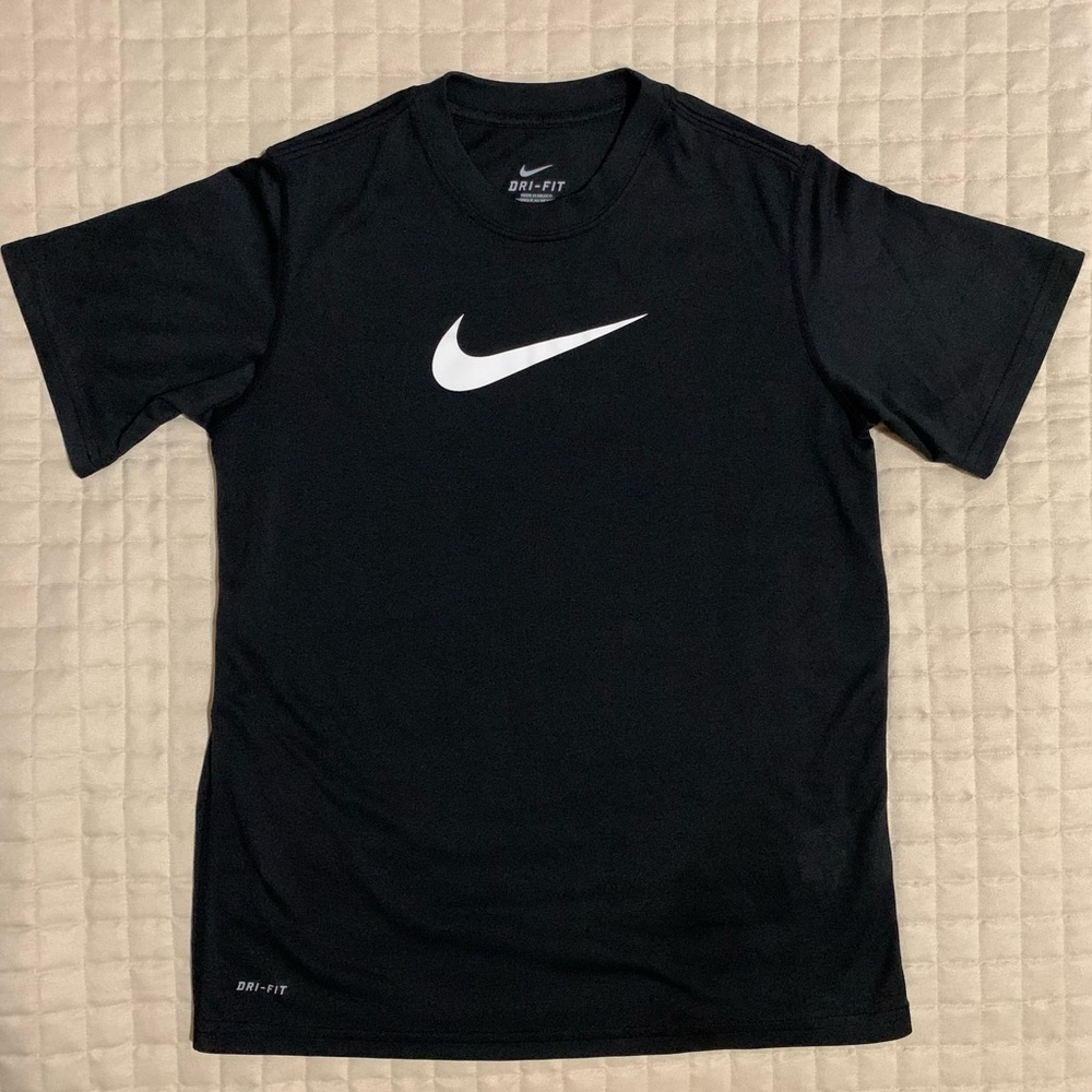 Nike’s Black Activewear Short Sleeve T-Shirt, Kid’s (Boys) Size M